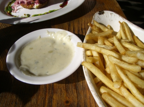 Fries with Gorgonzola fondue